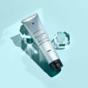 Skinceuticals glycolic renewal cleanser is a daily facial cleanser with mild exfoliating action. Enriched in glycolic acid, it has a soft gel-foam texture, offering surprising results.