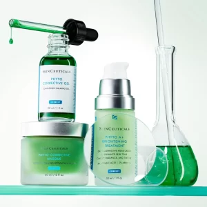 Skinceuticals phyto corrective soothing mask is an intense-action mask formulated to soothe fragile skin. In this sense, its highly refreshing effect offers immediate comfort, providing radiance and hydration to the complexion.