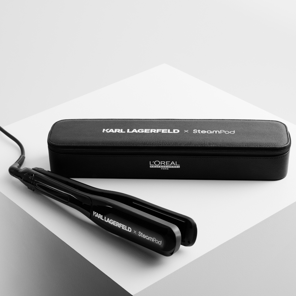 SteamPod Karl Lagerfeld 3.0 la troisième génération de lisseurs porte désormais Karl Lagerfeld ! Une édition d'un noir profond qui rend hommage à une icône de l'élégance et du luxe. Comprend une pochette semi-rigide en cuir synthétique résistant à la chaleur ! PRÉ VENTE ! Disponible à partir du 3 novembre