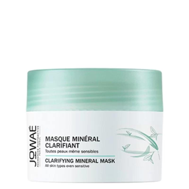Jowaé clarifying mineral mask is a cream face mask that lightens and unifies the skin while smoothing it. Composed of 98% components of natural origin, its star ingredients are the antioxidant Lumiphenols and White Tea. In synergy, these two actives will free the skin from impurities, making it sublimated and smoother.