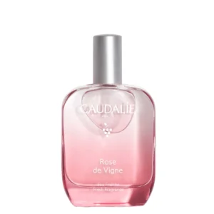 Lyskin-caudalie-rose-de-vigne-fresh-fragrance-50ml-1-6fl-oz-CDL00078_resultado The Caudalie Rose de Vigne Fresh Fragrance 50ml is a light, refreshing fragrance inspired by the delicate beauty of a vineyard rose in the early morning. Created for Caudalie by master perfumer Ralf Schwieger, its composition captures the sensation of a fresh white rose covered in morning dew, enhanced by sparkling citrus and green notes.